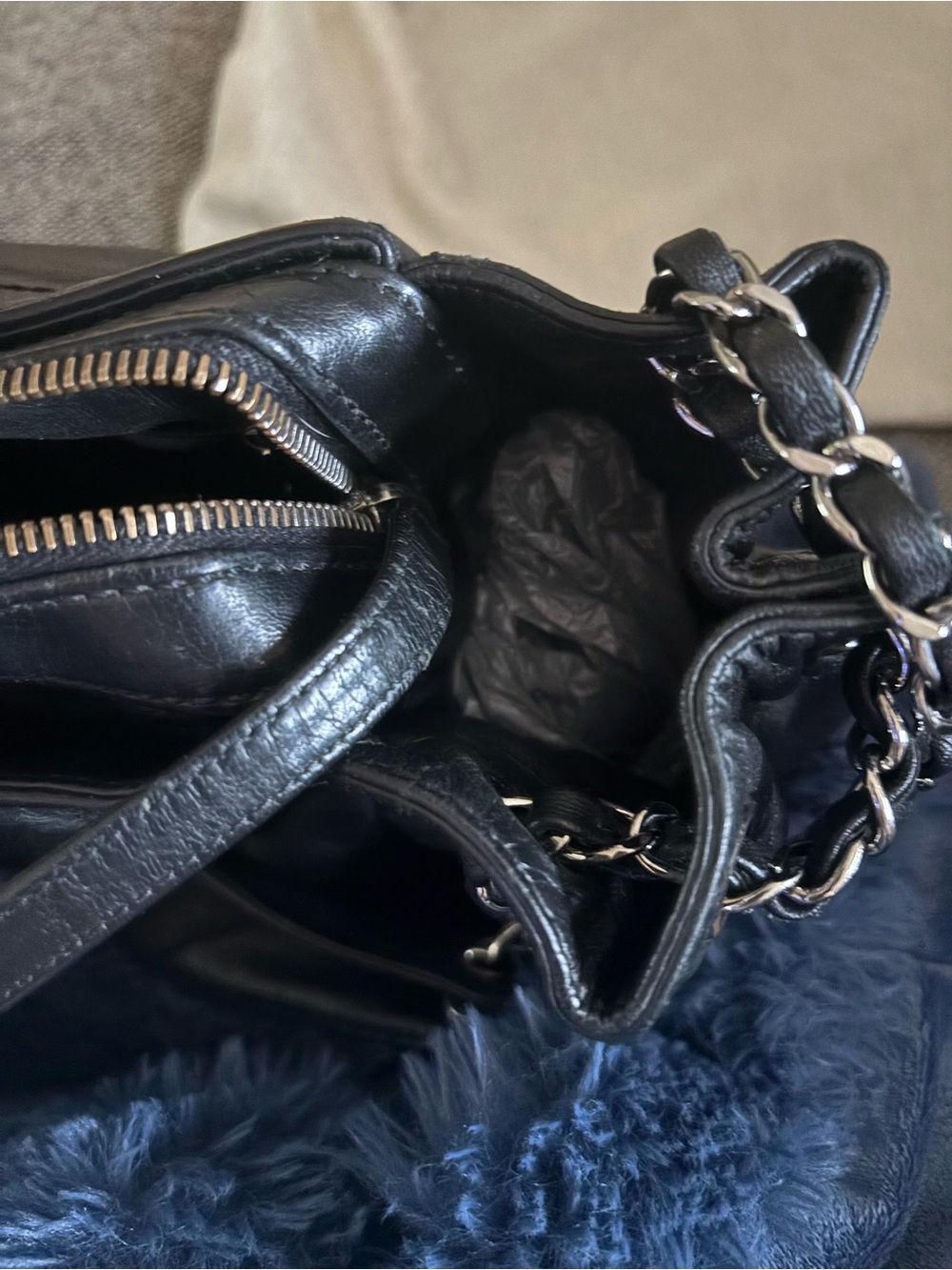 Traded. (Do not buy) Chanel Black Leather Shoulder Bag with Embossed Logo - Picture 4 of 16